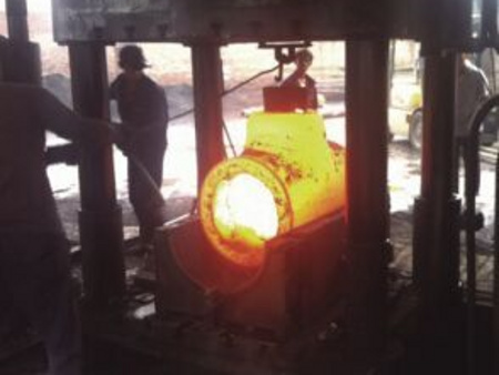 Hydraulic press in three-way forming workshop